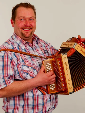 Musiker mit Schwyzerörgeli bei einer Porträtaufnahme
