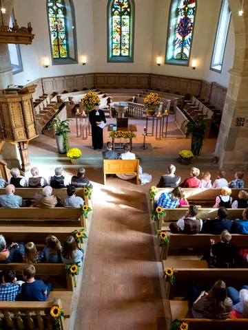 Feierliche Trauung in einer geschmückten Kirche