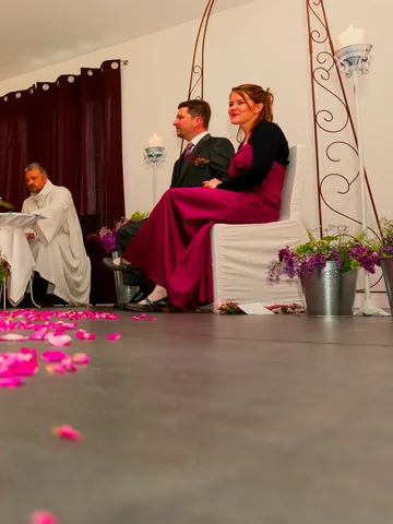 Brautpaar und Priester während der Zeremonie