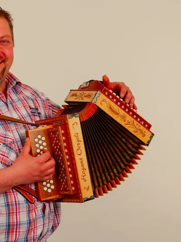 Musiker mit Schwyzerörgeli bei der Porträtaufnahme